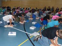 La scuola elementare di Rickenbach si esercita a praticare il massaggio cardiaco